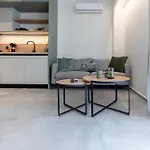 2 Separate Apts Together With Yard And Seperate Entrances Near The Heart Of شقة كالاماتا