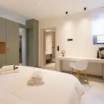 2 Separate Apts Together With Yard And Seperate Entrances Near The Heart Of * كالاماتا