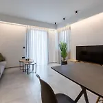 شقة 2 Separate Apts Together With Yard And Seperate Entrances Near The Heart Of كالاماتا