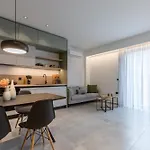 2 Separate Apts Together With Yard And Seperate Entrances Near The Heart Of شقة