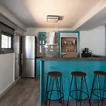 2 Separate Apts Together With Yard And Seperate Entrances Near The Heart Of * كالاماتا