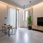 شقة 2 Separate Apts Together With Yard And Seperate Entrances Near The Heart Of كالاماتا