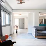 2 Separate Apts Together With Yard And Seperate Entrances Near The Heart Of شقة *
