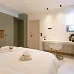 2 Separate Apts Together With Yard And Seperate Entrances Near The Heart Of كالاماتا