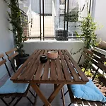2 Separate Apts Together With Yard And Seperate Entrances Near The Heart Of شقة *