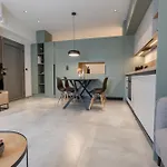شقة 2 Separate Apts Together With Yard And Seperate Entrances Near The Heart Of
