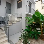 شقة 2 Separate Apts Together With Yard And Seperate Entrances Near The Heart Of *