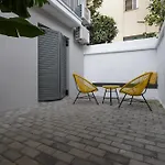 شقة 2 Separate Apts Together With Yard And Seperate Entrances Near The Heart Of *
