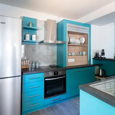 2 Separate Apts Together With Yard And Seperate Entrances Near The Heart Of Appartement