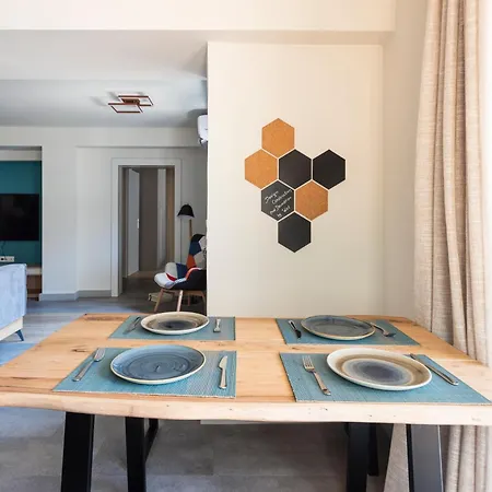 2 Separate Apts Together With Yard And Seperate Entrances Near The Heart Of Appartement