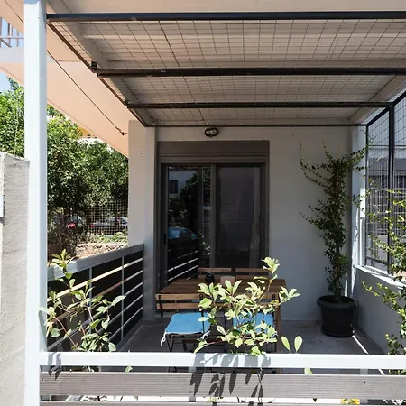 2 Separate Apts Together With Yard And Seperate Entrances Near The Heart Of Appartement