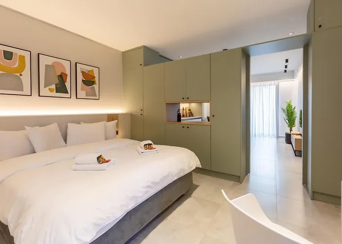 Appartement 2 Separate Apts Together With Yard And Seperate Entrances Near The Heart Of *