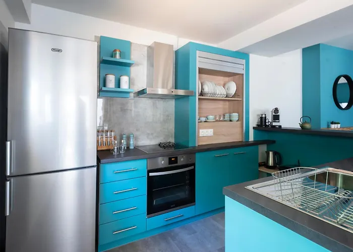 2 Separate Apts Together With Yard And Seperate Entrances Near The Heart Of Appartement