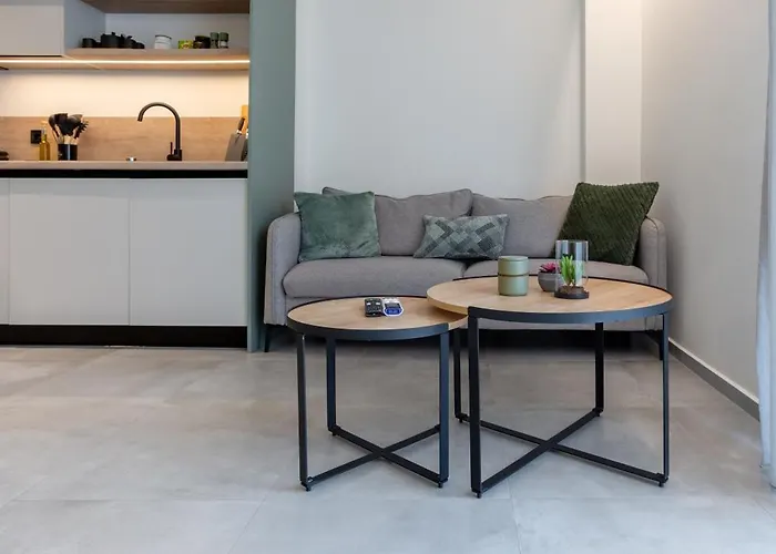 2 Separate Apts Together With Yard And Seperate Entrances Near The Heart Of Appartement Kalamata