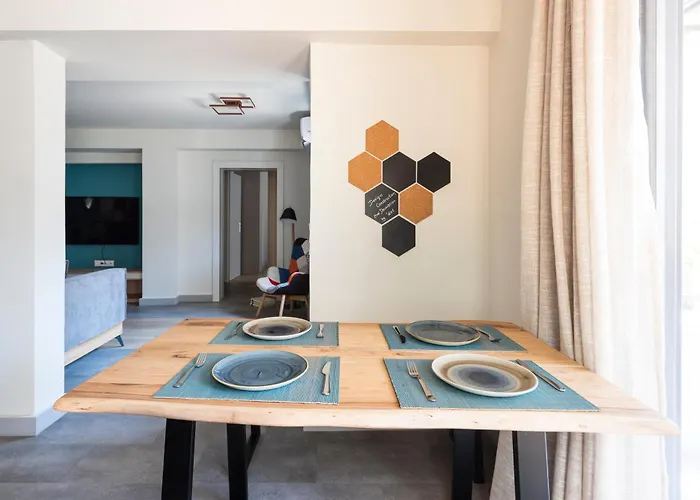 2 Separate Apts Together With Yard And Seperate Entrances Near The Heart Of Appartement