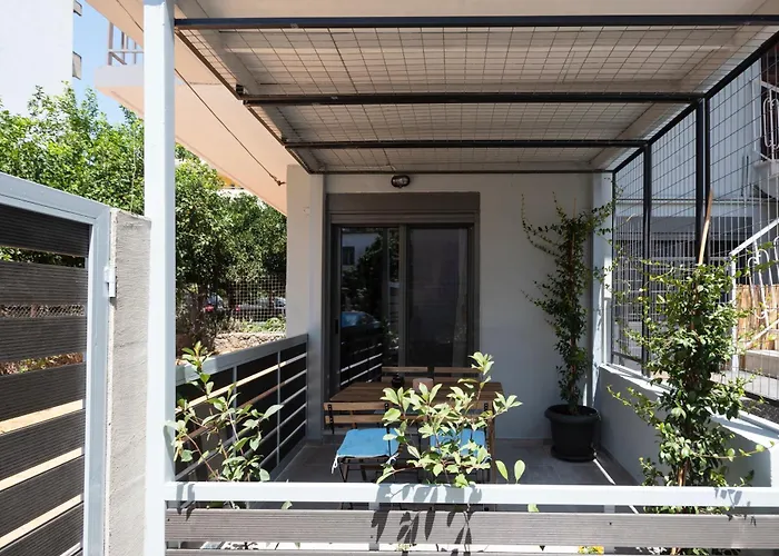 2 Separate Apts Together With Yard And Seperate Entrances Near The Heart Of Appartement