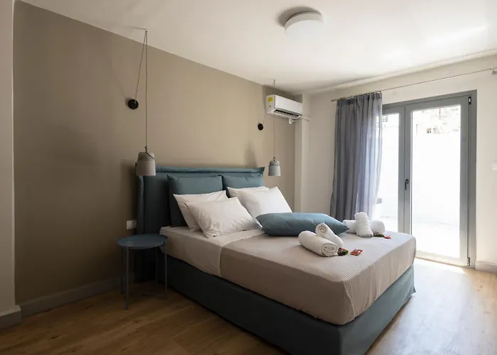 2 Separate Apts Together With Yard And Seperate Entrances Near The Heart Of Appartement