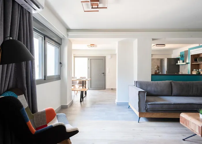 2 Separate Apts Together With Yard And Seperate Entrances Near The Heart Of Appartement *