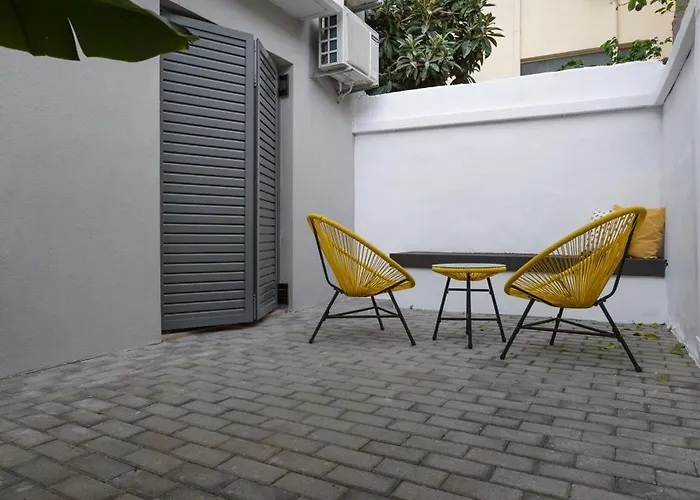 Appartement 2 Separate Apts Together With Yard And Seperate Entrances Near The Heart Of *