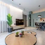 Apartamento 2 Separate Apts Together With Yard And Seperate Entrances Near The Heart Of