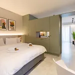 Apartamento 2 Separate Apts Together With Yard And Seperate Entrances Near The Heart Of *