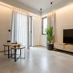 2 Separate Apts Together With Yard And Seperate Entrances Near The Heart Of Apartamento Calamata