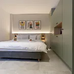 2 Separate Apts Together With Yard And Seperate Entrances Near The Heart Of アパート
