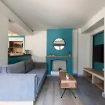 2 Separate Apts Together With Yard And Seperate Entrances Near The Heart Of Apartamento Calamata