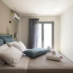 2 Separate Apts Together With Yard And Seperate Entrances Near The Heart Of カラマタ