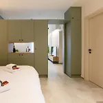 アパート 2 Separate Apts Together With Yard And Seperate Entrances Near The Heart Of カラマタ