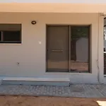 アパート 2 Separate Apts Together With Yard And Seperate Entrances Near The Heart Of カラマタ