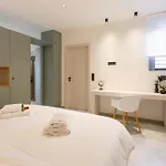 2 Separate Apts Together With Yard And Seperate Entrances Near The Heart Of アパート *