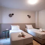 2 Separate Apts Together With Yard And Seperate Entrances Near The Heart Of カラマタ