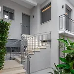 アパート 2 Separate Apts Together With Yard And Seperate Entrances Near The Heart Of カラマタ