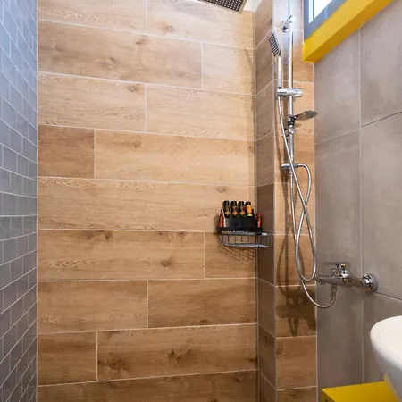 Apartment 2 Separate Apts Together With Yard And Seperate Entrances Near The Heart Of