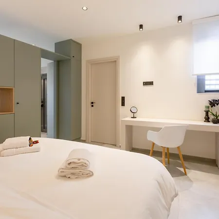 2 Separate Apts Together With Yard And Seperate Entrances Near The Heart Of Apartment *