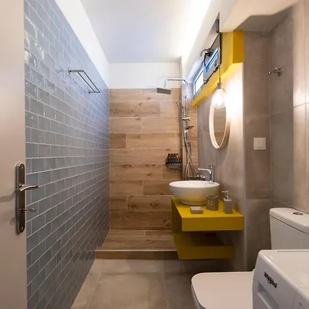 2 Separate Apts Together With Yard And Seperate Entrances Near The Heart Of
