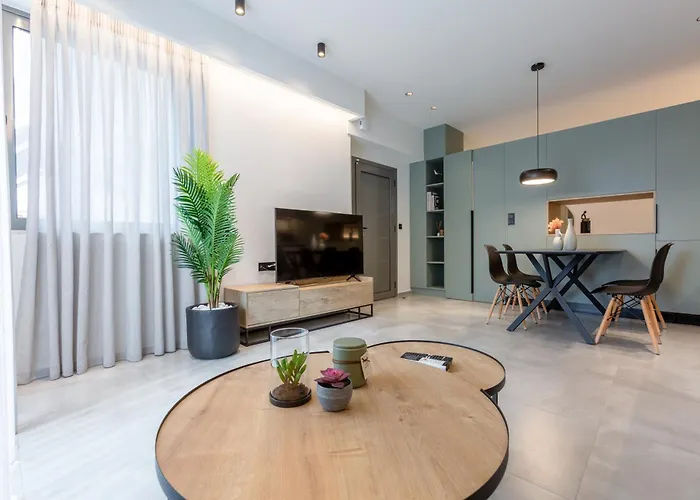 Apartamento 2 Separate Apts Together With Yard And Seperate Entrances Near The Heart Of