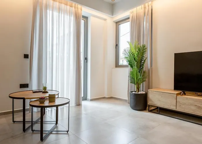 2 Separate Apts Together With Yard And Seperate Entrances Near The Heart Of Apartamento Calamata