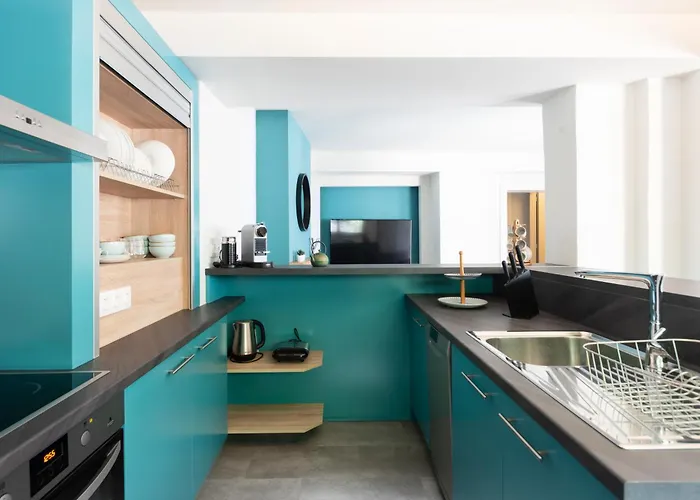 2 Separate Apts Together With Yard And Seperate Entrances Near The Heart Of