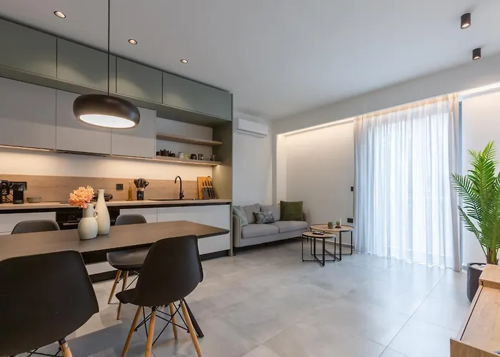 2 Separate Apts Together With Yard And Seperate Entrances Near The Heart Of Apartamento