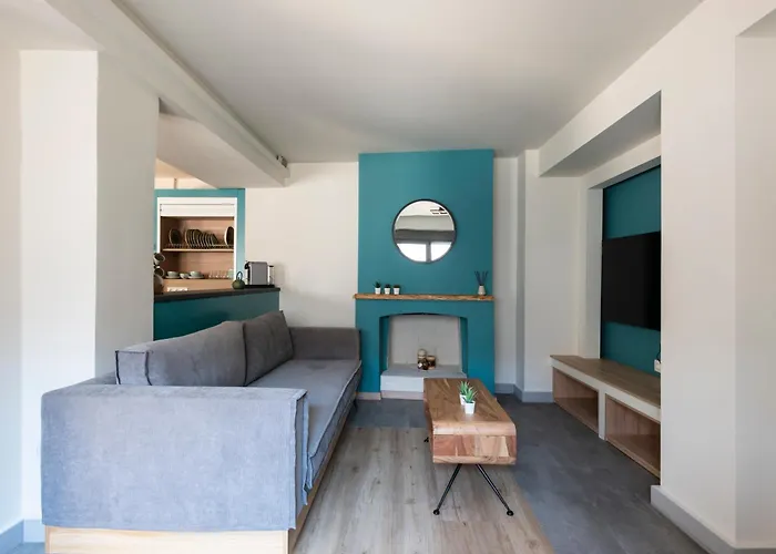 2 Separate Apts Together With Yard And Seperate Entrances Near The Heart Of Apartamento Calamata