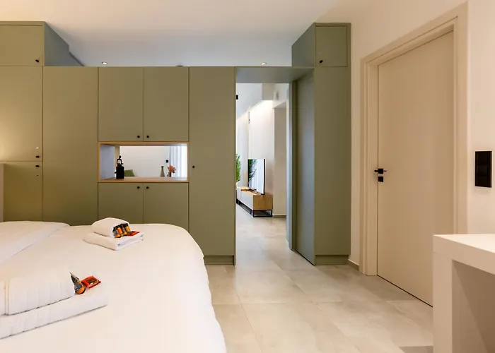 Apartamento 2 Separate Apts Together With Yard And Seperate Entrances Near The Heart Of Calamata