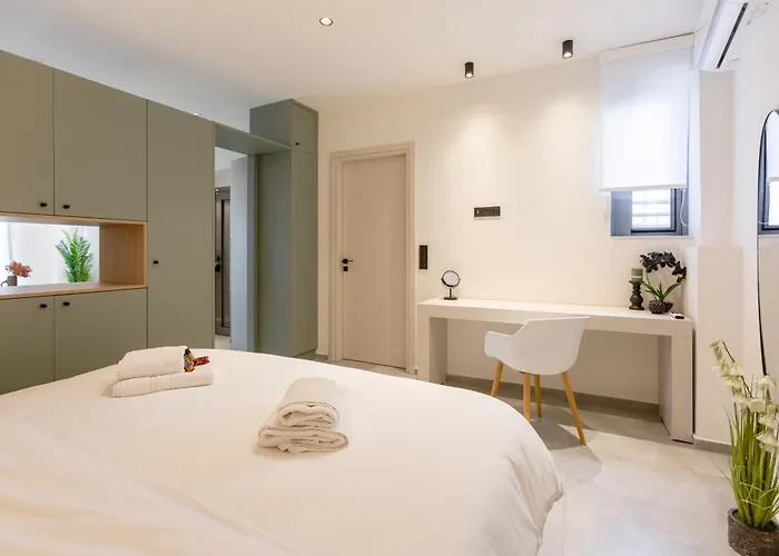 2 Separate Apts Together With Yard And Seperate Entrances Near The Heart Of Apartment *