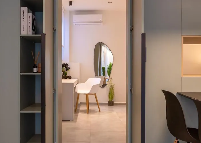 2 Separate Apts Together With Yard And Seperate Entrances Near The Heart Of Apartamento Calamata