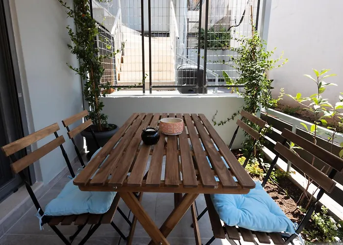 2 Separate Apts Together With Yard And Seperate Entrances Near The Heart Of Apartamento *