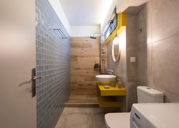 2 Separate Apts Together With Yard And Seperate Entrances Near The Heart Of