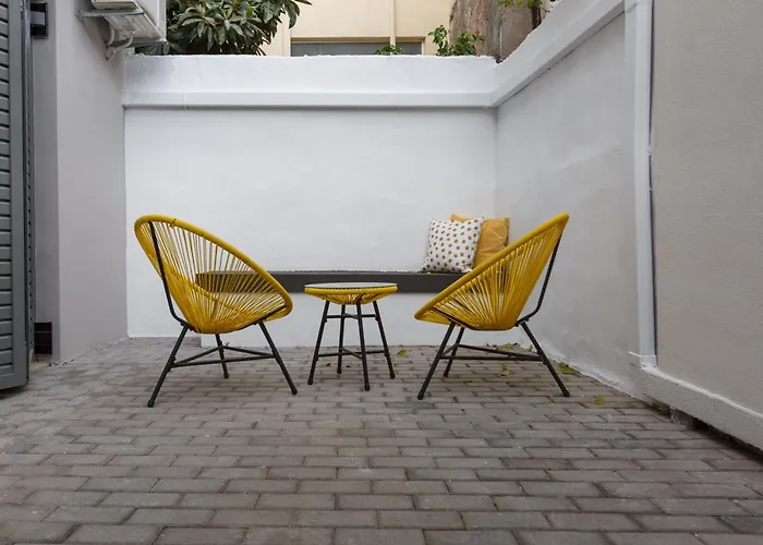 Apartamento 2 Separate Apts Together With Yard And Seperate Entrances Near The Heart Of Calamata