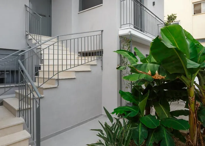 Apartamento 2 Separate Apts Together With Yard And Seperate Entrances Near The Heart Of *